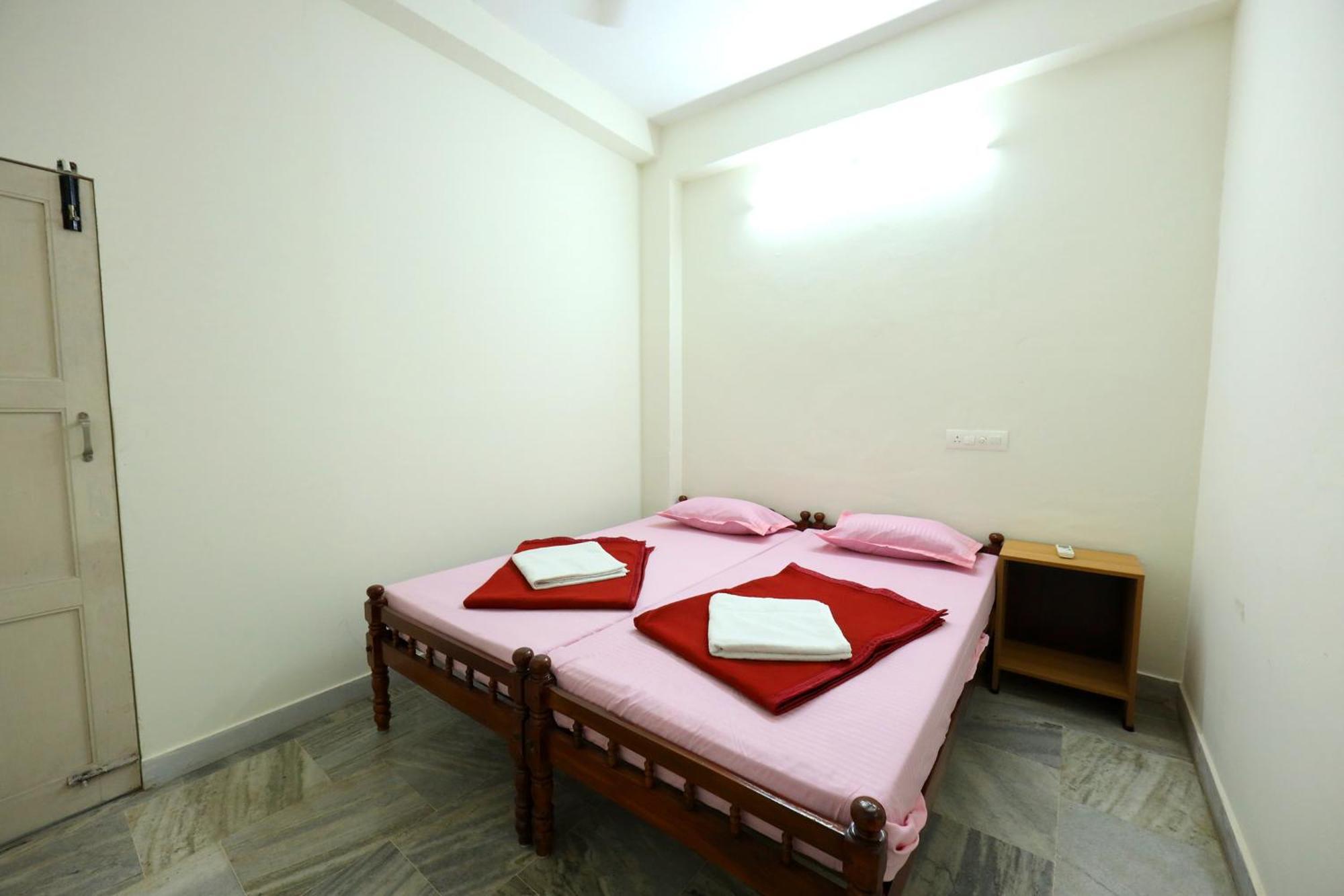 Temple View Residency Hotel Chottanikara ภายนอก รูปภาพ